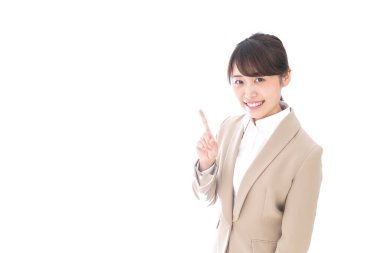 Asyalı iş kadını beyaz arka planda izole edilmiş