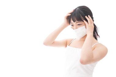 Yüz maskeli genç Asyalı kadın. 