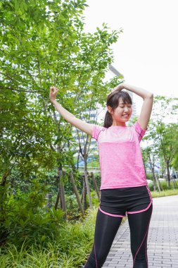 Yaz parkında spor yapan Asyalı kadın portresi 