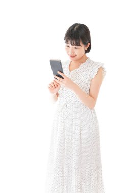 Asyalı kadın cep telefonuyla selfie çekiyor.  