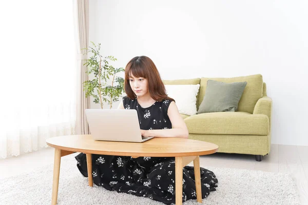 Ung Asiatisk Kvinna Som Använder Bärbar Dator Hemma Kommunicera Online — Stockfoto