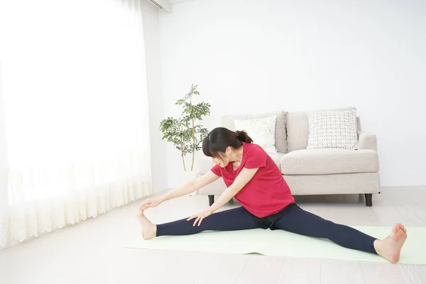 Ritratto Sporty Asiatico Donna Stretching Casa — Foto Stock