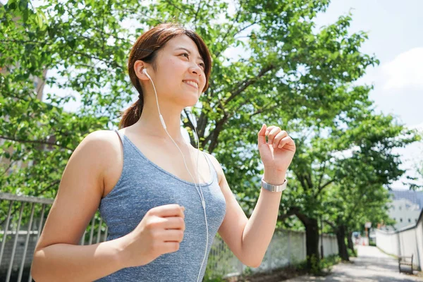 Retrato Mujer Asiática Deportiva Escuchando Música Trotando Parque Verano —  Fotos de Stock