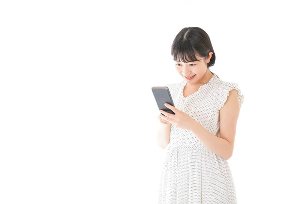 Ung Kvinna Som Använder Mobiltelefon — Stockfoto