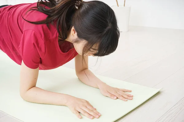 Retrato Mujer Asiática Deportiva Haciendo Ejercicio Casa — Foto de Stock