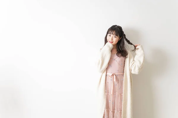 Retrato Asiático Jovem Mulher Vestido Rosa Isolado Fundo Branco — Fotografia de Stock