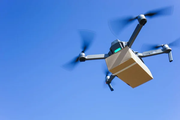 Caixa Transporte Drone Voador Contra Céu Azul Entrega Drone — Fotografia de Stock