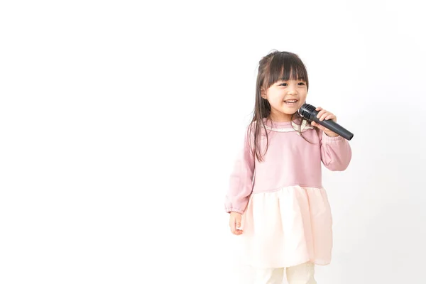 Küçük Kız Mikrofonu Tutuyor — Stok fotoğraf
