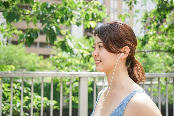 Retrato Mujer Asiática Deportiva Escuchando Música Trotando Parque Verano — Foto de Stock