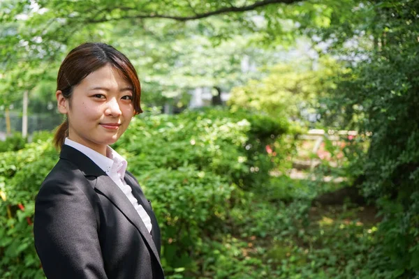 Portret Van Aziatische Zakenvrouw Park — Stockfoto