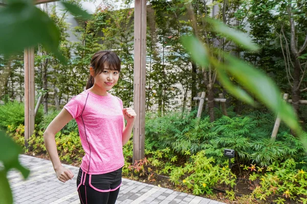 Retrato Mujer Asiática Deportista Corriendo Parque Verano — Foto de Stock