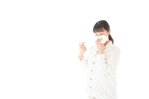 Asiatisk Ung Kvinna Pyjamas Lider Feber Isolerad Vit Bakgrund — Stockfoto
