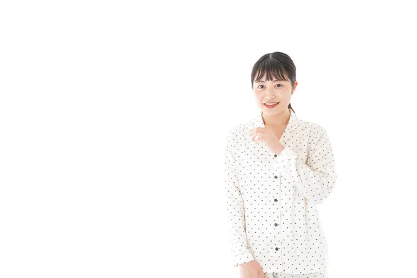 身穿睡衣 被白色背景隔离的亚洲年轻女子 — 图库照片