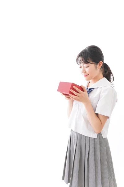 Retrato Una Joven Empresaria Asiática Sosteniendo Una Caja Regalo Roja — Foto de Stock