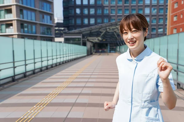 Retrato Uma Mulher Asiática Bonita Uma Camisa Azul Cidade Moderna — Fotografia de Stock