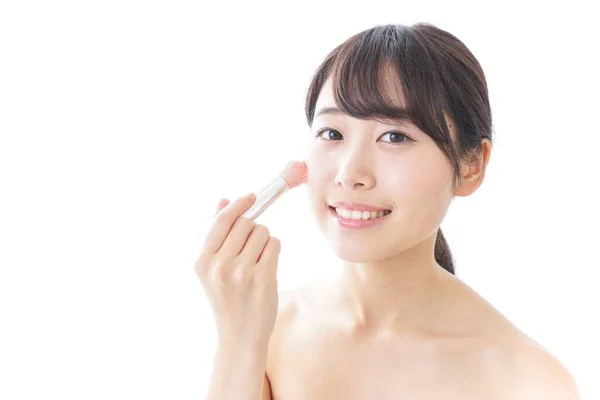 Retrato Mujer Joven Asiática Aplicando Rubor Con Cepillo Maquillaje Aislado —  Fotos de Stock