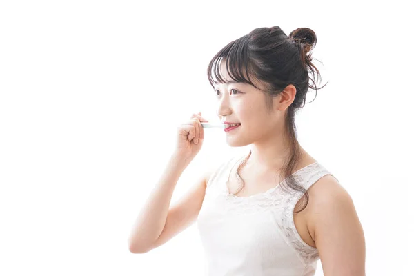 Jovem Mulher Asiática Escovação Dentes Isolado Sobre Fundo Branco — Fotografia de Stock