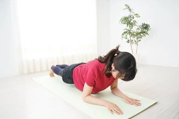 Portrait Sporty Asian Woman Exercising Home — Stock Photo, Image