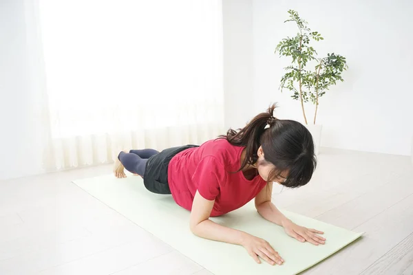 Retrato Mujer Asiática Deportiva Haciendo Ejercicio Casa — Foto de Stock