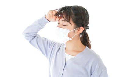 Yüz maskeli genç Asyalı kadın. 