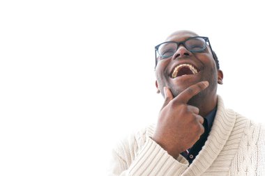 Gözlüklü yakışıklı Afrikalı beyaz arka planda yalnız poz veriyor.