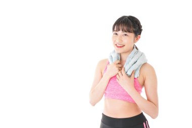 Beyaz arka planda, terini havluyla silen kadın.