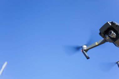 Mavi gökyüzüne karşı uçan dron