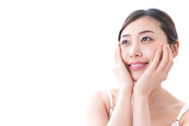 Asyalı genç bir kadının portresi beyaz arka planda izole edilmiş.