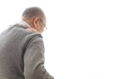 Asyalı yaşlı bir adam omuz rahatsızlığı çekiyor. 