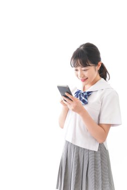 Akıllı telefon kullanan Asyalı genç iş kadınının portresi