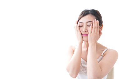 Asyalı genç bir kadının portresi beyaz arka planda izole edilmiş.