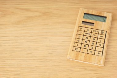 Ahşap arkaplanda tahtadan hesap makinesi