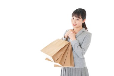 Beyaz arka planda izole edilmiş alışveriş çantalı mutlu Asyalı kadın. 