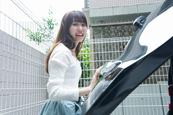 Ung Asiatisk Kvinna Med Bil — Stockfoto