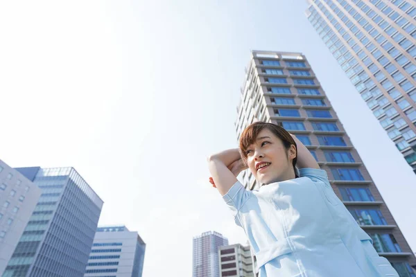 Retrato Uma Mulher Asiática Bonita Uma Camisa Azul Cidade Moderna — Fotografia de Stock