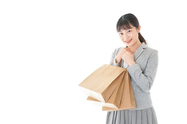 快乐的亚洲女人 带着白色背景的购物袋 — 图库照片