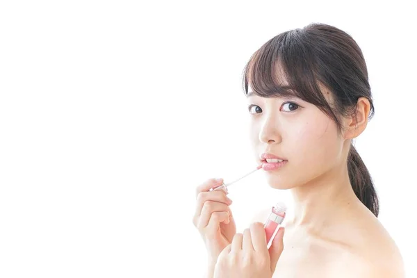 Πορτρέτο Της Ασιατικής Νεαρής Γυναίκας Εφαρμογή Lip Gloss Απομονώνονται Λευκό — Φωτογραφία Αρχείου