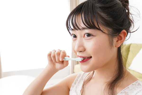 Jovem Mulher Asiática Escovar Dentes Casa — Fotografia de Stock