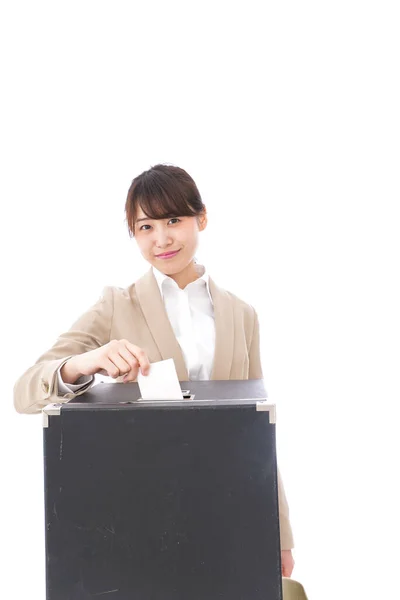 Asiatico Businesswoman Cadere Suo Scheda Elettorale Scatola Isolato Bianco Fondo — Foto Stock