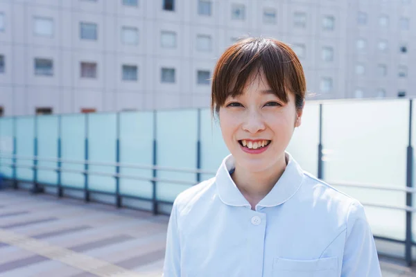 Retrato Una Hermosa Mujer Asiática Una Camisa Azul Ciudad Moderna — Foto de Stock