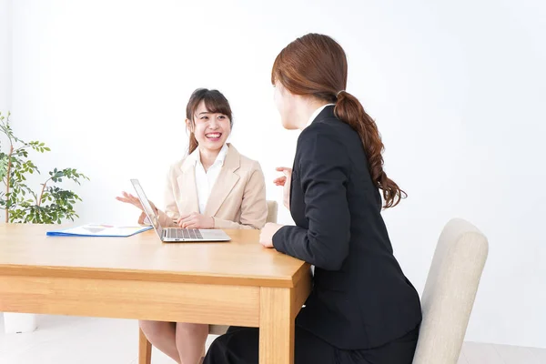 Deux Jeunes Femmes Affaires Asiatiques Discutant Travail Bureau — Photo