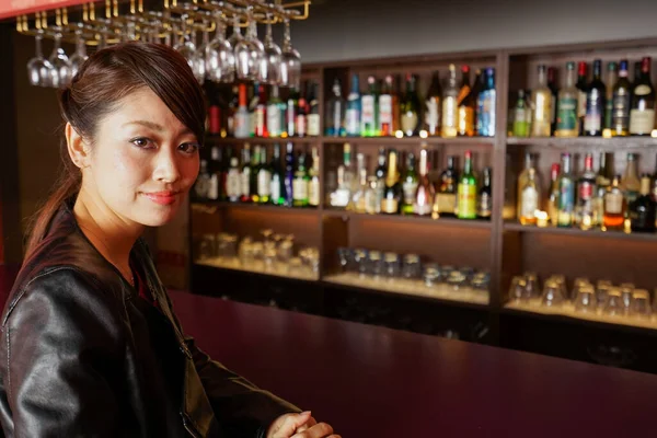 Portrett Ung Asiatisk Kvinne Bar – stockfoto