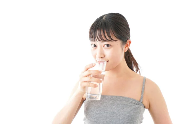 Portret Van Aziatische Jonge Vrouw Drinkwater Geïsoleerd Witte Achtergrond — Stockfoto