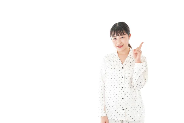 Beyaz Bir Arka Planda Yalnız Başına Pijamalı Asyalı Genç Bir — Stok fotoğraf