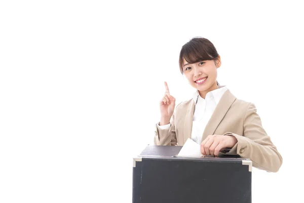 Asiatique Femme Affaires Déposer Son Bulletin Vote Dans Boîte Isolé — Photo