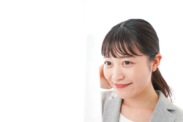 Portret Van Aziatische Jonge Vrouw Kijken Naar Spiegel — Stockfoto
