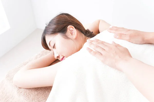 Joven Hermosa Mujer Recibiendo Masaje Salón Spa — Foto de Stock