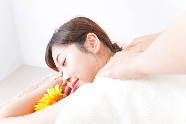 Jong Mooi Vrouw Ontvangst Massage Spa Salon — Stockfoto