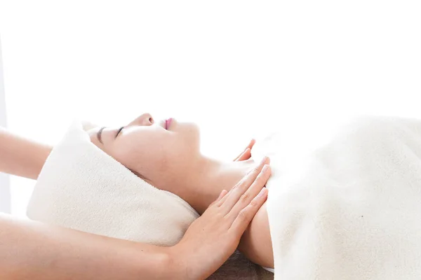 Jong Mooi Vrouw Ontvangst Gezicht Massage Spa Salon — Stockfoto