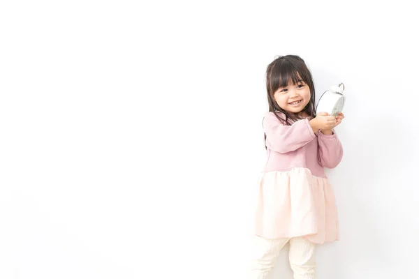 Μικρό Κορίτσι Κρατώντας Ξυπνητήρι — Φωτογραφία Αρχείου